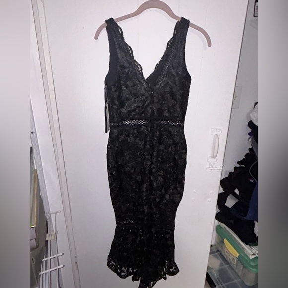 Black lace dress - Picture 2 of 4